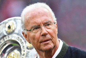 帝国基石：贝肯鲍尔如何以三重王权加冕德甲永恒之神